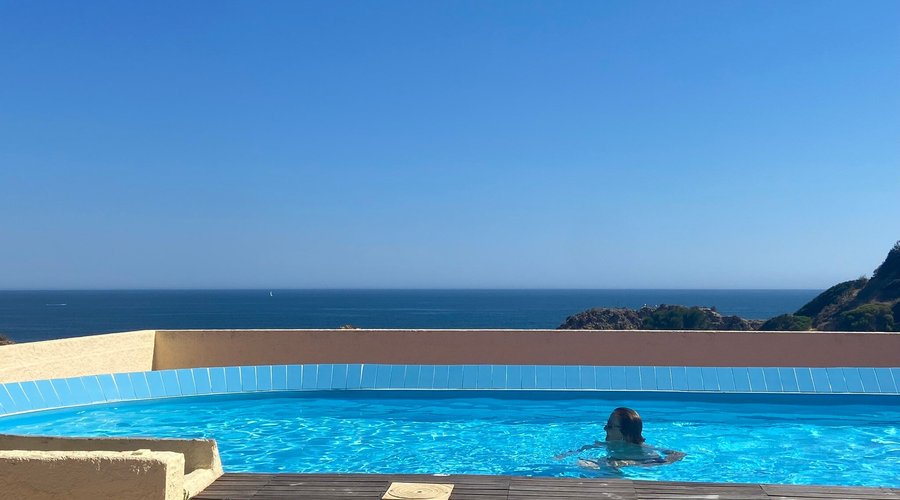 La mesa de ping pong en el interior, la piscina de la azotea con vistas al mar.