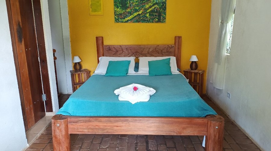 Explore o encanto de uma estadia em nosso refúgio aconchegante e rústico, onde cada detalhe é uma celebração da natureza.  🐦 Tranquilidade Absoluta: Sem TVs ou ruídos urbanos, apenas o suave canto dos pássaros e animais silvestres para embalar seus momentos de serenidade.  🌿 Conexão com a Natureza: Em nosso espaço, a simplicidade se entrelaça ao conforto, criando uma experiência verdadeiramente memorável