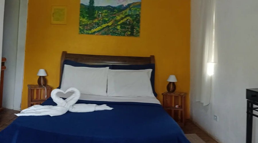 Explore o encanto de uma estadia em nosso refúgio aconchegante e rústico, onde cada detalhe é uma celebração da natureza. Nossa suíte exclusiva oferece banheiro privativo e uma experiência única que inclui:  ✨ Vista para o Nascer do Sol: Relaxe em sua varanda e contemple o espetáculo da natureza enquanto o sol se ergue no horizonte.
