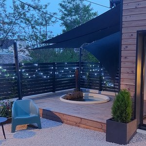Vue sur lodge et bain nordique