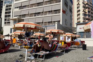 Basseng og strand