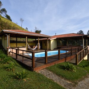 Restaurante, piscina e area de lazer