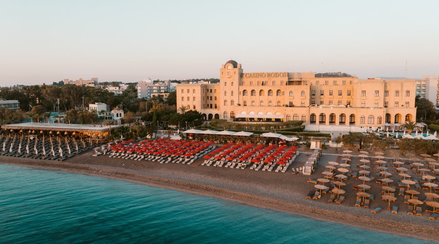 Where the sun, sand and sea meet! Surrounded by the ever-changing blue hues of the stunning Aegean Sea, the Grand Beach offers the ideal setting to recharge and relax.