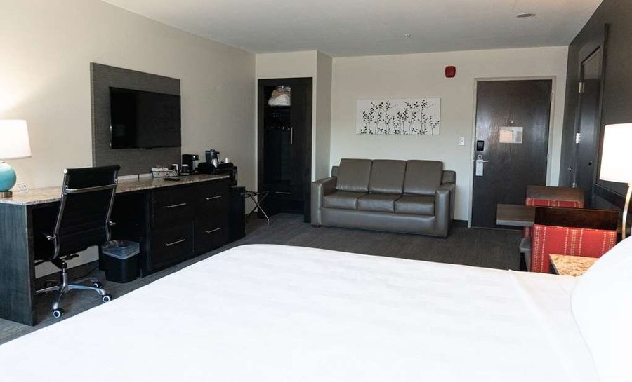 King Bed Jacuzzi Suite
