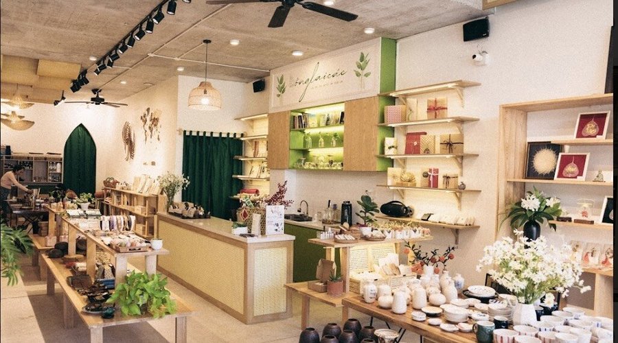 Established in Danang since 2020, Bồng Lai Các is originally a store of handmade leaf art that is created by Vietnamese girls. Now, Bồng Lai Các has two shops with proper atmosphere and variety of items to suit everyone. Vietnam handicrafts, souvenirs, handmade jewelry, home decoration, natural handcrafted cosmestic, all items are friendly-enviroment products collected from Danang and all over Vietnam.