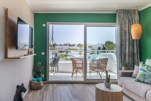 Room & Suite