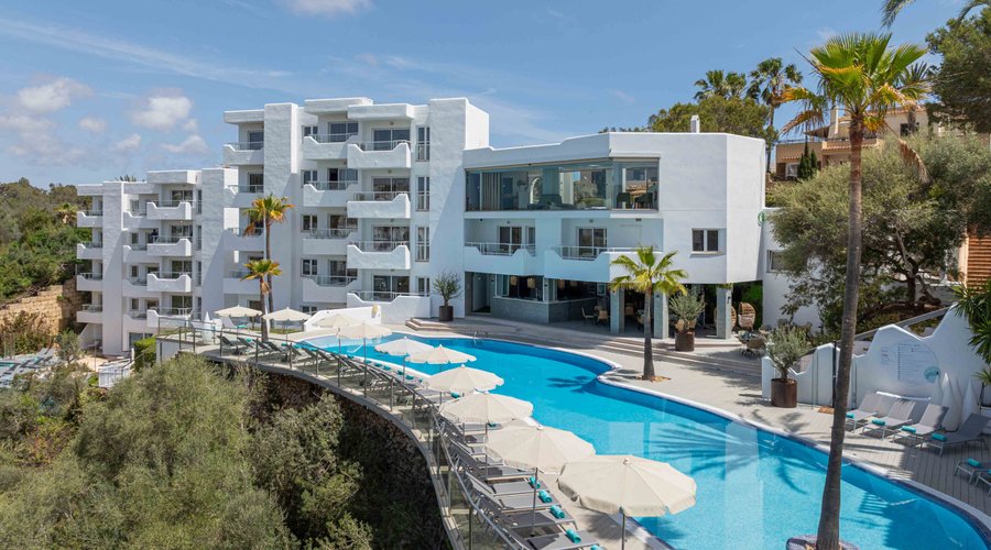 Overview with the main pool