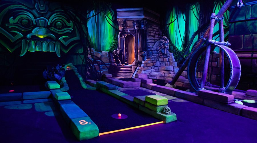 Glow in the dark Minigolf in de Almere Underground