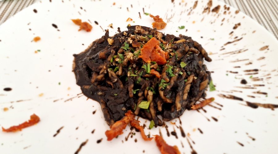 Trofie al nero di seppia, pomodori secchi e pane profumato.