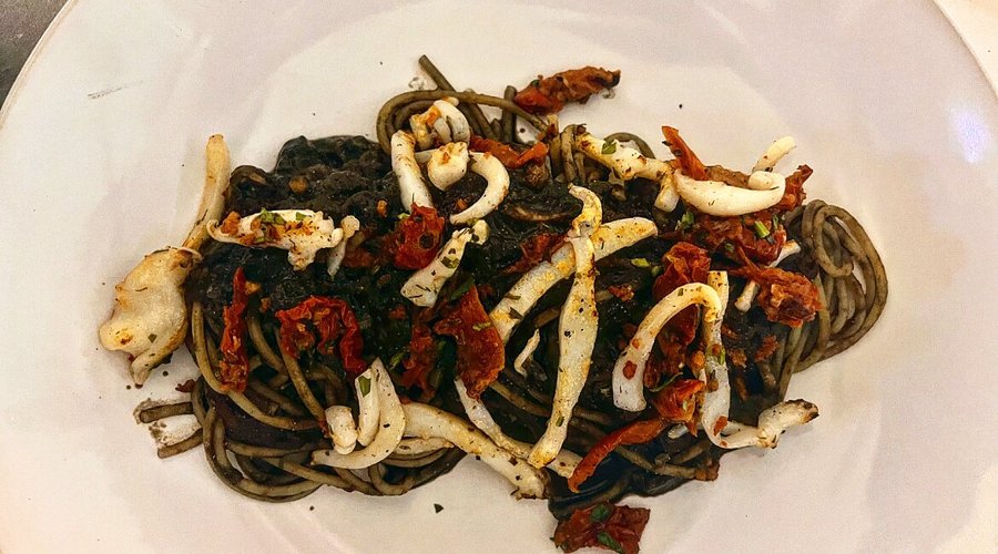 Troccolo al nero di seppia, pomodori secchi con aggiunta di seppia arrostita.