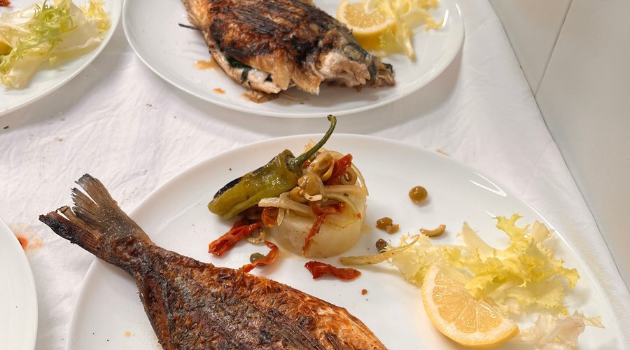 Orata alla griglia con insalatina mediterranea.