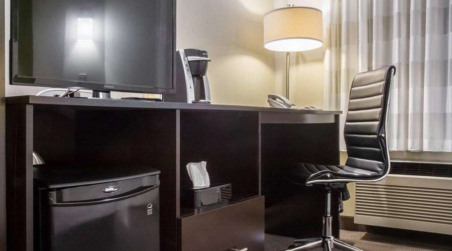Guest room with desk area