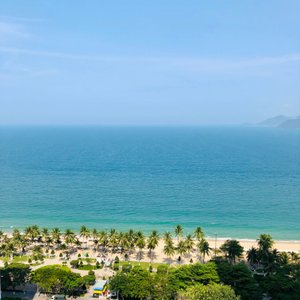 Ks mới đẹp, phòng view trực diện biển siêu chill, đi bộ ra biển gần, buổi sáng chỉ cần kéo rèm là thấy bình minh. Ăn sáng ổn, nhân viên thân thiện, nhiệt tình. Mình đi đầu tuần nên được giá khá tốt.