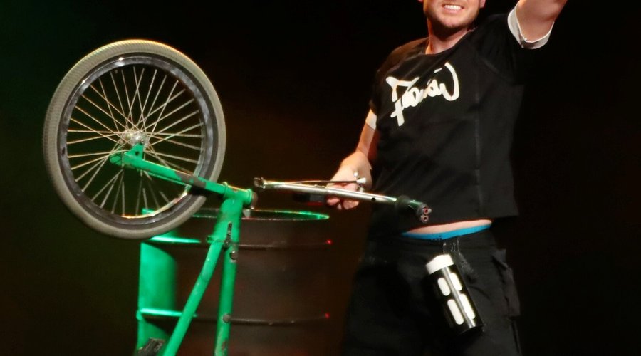 Erleben Sie das ULMGLAUBLICHE!!! Entdecken Sie atemberaubende Illusionen, die Sie sprachlos machen werden – exklusiv im Florian Zimmer Theater.
