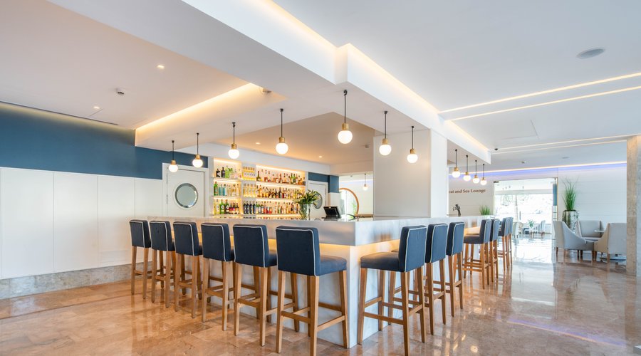 Bar ¿Quién no disfruta de un buen cóctel al atardecer? En Hotel Eden Sóller añadimos un toque especial a este momento: el Mediterráneo. En nuestro bar podrá disfrutar de su cóctel con el mar como telón de fondo.