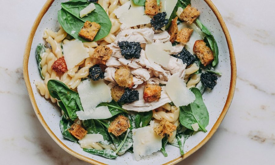 salada de frango e massa