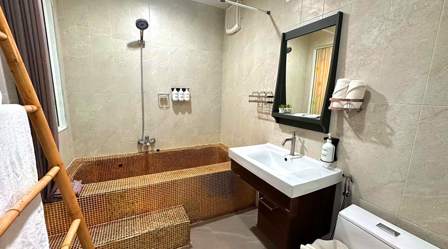 Pool Suite - Facilities and amenities in bathroom
