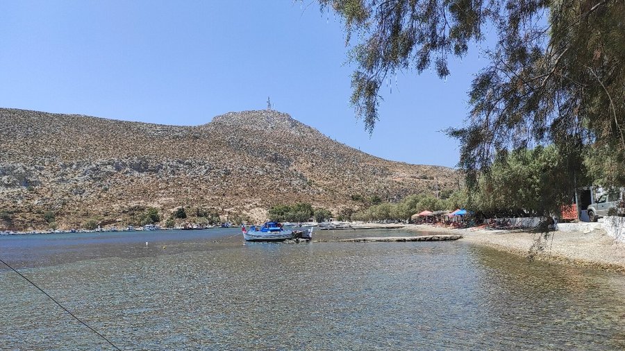 Ωραία παραλία με δωρεάν ξαπλώστρες. Το εστιατόριο έχει υπέροχο φαγητό. Δεν υπάρχει άμμος αλλά χαλίκι.