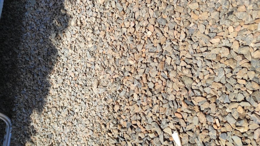 Ωραία παραλία με δωρεάν ξαπλώστρες. Το εστιατόριο έχει υπέροχο φαγητό. Δεν υπάρχει άμμος αλλά χαλίκι.