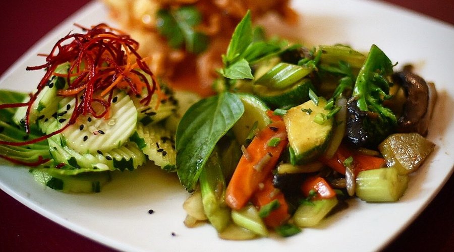 LIGHT LUNCH SPECIAL Discover the flavors of Southeast Asia!
