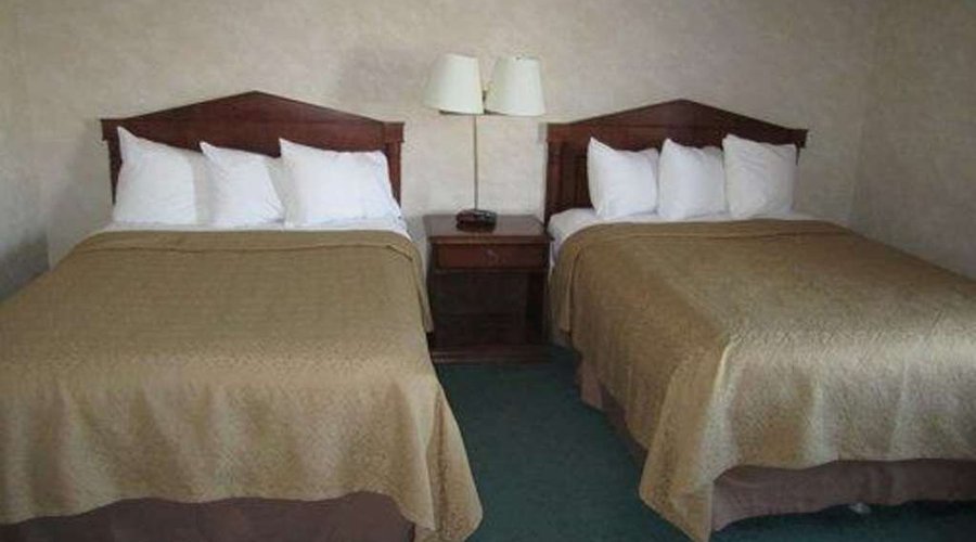 Guest room with double beds