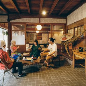 旅行者の皆様がワラビーランドの暖簾をくぐって最初に見える空間です。すでに和紙がいたるところに貼られており見所満点です。
