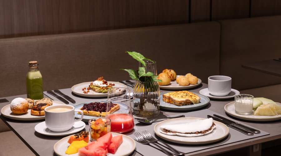 Desfrute de um café da manhã excepcional em nosso hotel, onde cada detalhe é cuidadosamente planejado para começar seu dia da melhor maneira possível. Saboreie uma variedade de opções frescas e deliciosas em um ambiente acolhedor e elegante, criado para tornar sua manhã verdadeiramente especial.