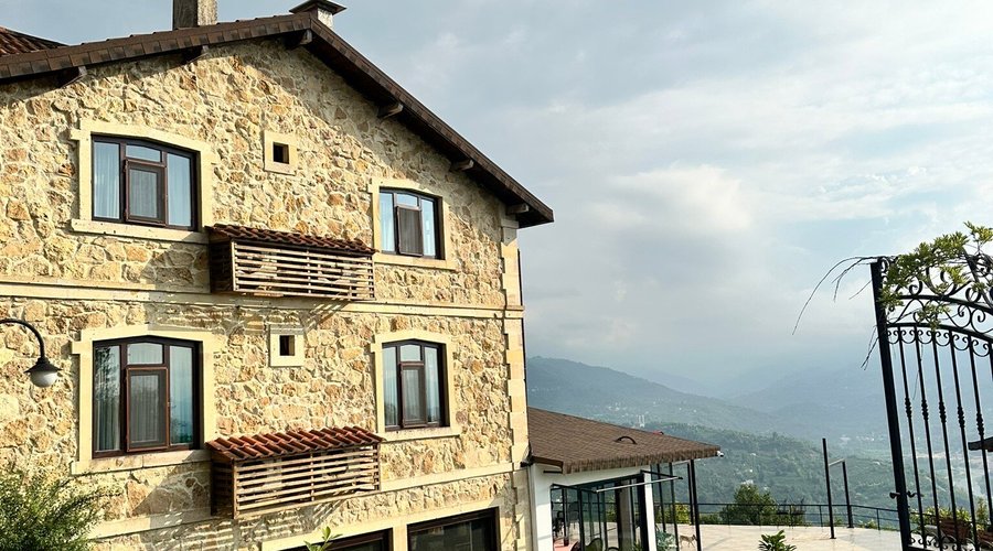 İlk geldiğimiz andan beri sanki evimizdeymiş gibi hissettik.. Tertemiz, doğa içerisinde harika bir yer.. Güven Bey ve Burak Bey çok kibar ve misafirperverlikleri için ayrıca teşekkür ederiz☺️ Kaldığımız 2 gece boyunca eşsiz yemekleriniz ve özellikle ıhlamur ağacında yaptığımız keyif muhteşemdi☺️ Huzur arıyorsanız başka yer bakmayın😍