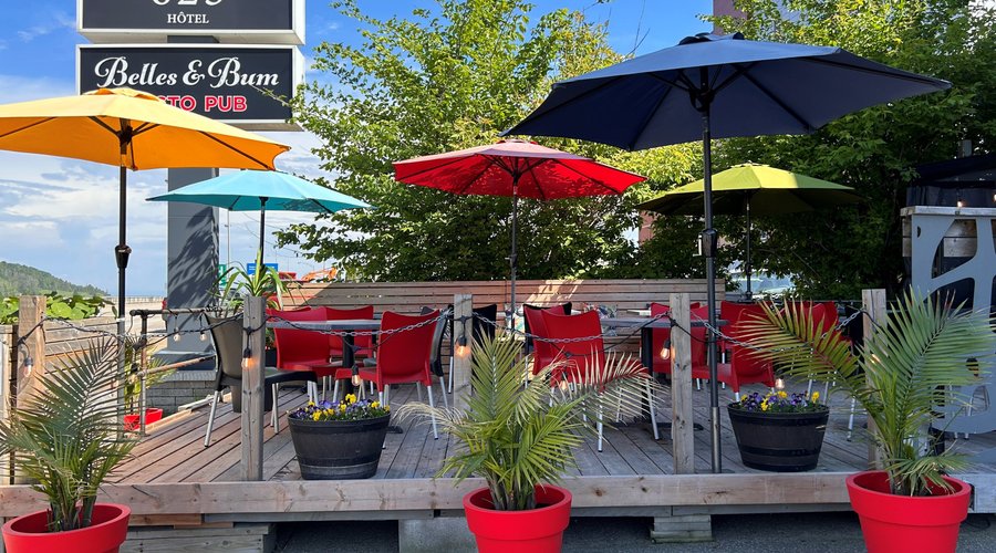 Terrasse colorée, au centre-ville de La Malbaie.