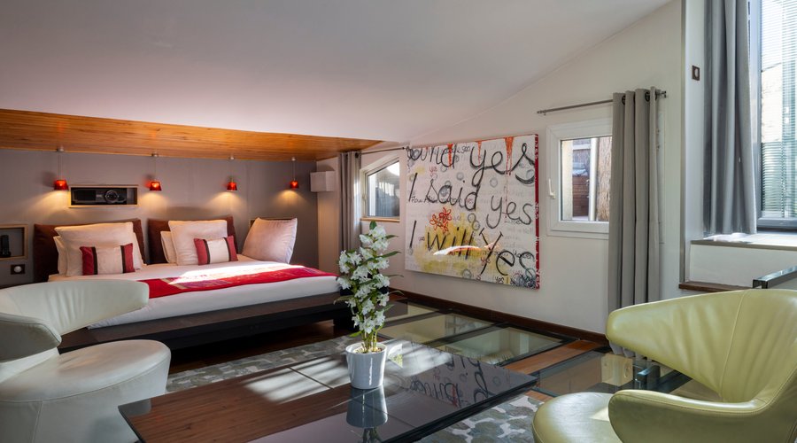 Chambre 1 du Penthouse. lit king size, climatisation,  dressing, écran cinema, salle de bain en suite terrasse avec jacuzzi
