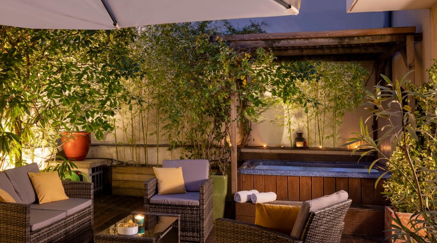 Terrasse de l'appartement Terrasse. Jacuzzi, salon de jardin, table à manger extérieure, parasol, plantes