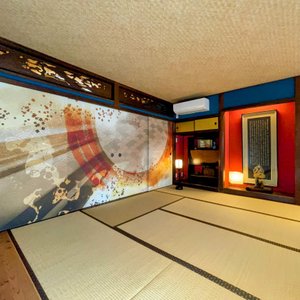 和室月影　～月影～（８畳和室） 襖絵4面に幻想的な月影が描かれています 床の間には金文字で書かれた般若心経 スピリチュアルな空間となっています