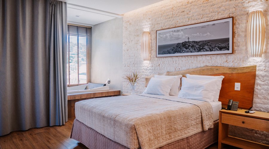 Quarto Luxo com Hidromassagem, a melhor opção para quem está em busca de um lugar romântico para brindar o amor com elegância. Essa acomodação dispõe de 1 cama de casal. 