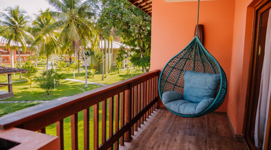 Varandas espaçosas, equipadas com cadeiras, mesinha, algumas com rede ou cadeira de balanço, vista jardim ou vegetação, de onde é possivel apreciar nosso jardim, o canto do pássaro e toda natureza a sua volta.