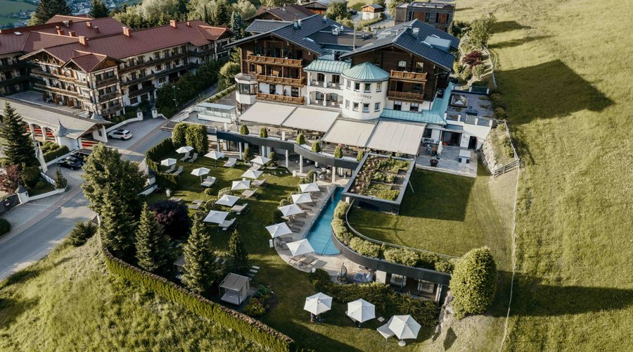 Außenansicht des Hotels mit Hotelanlage