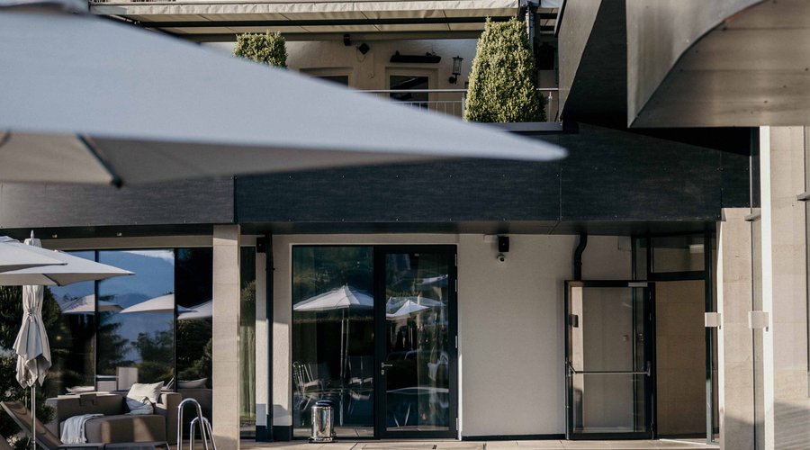 Poolansicht und Fassade