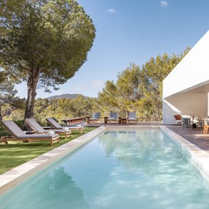 Outdoor heated swimming pool - Lenaka