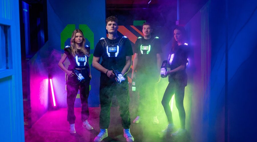 Ein starkes Team posiert nach einer aufregenden Runde LaserZone LaserTag in Düsseldorf.