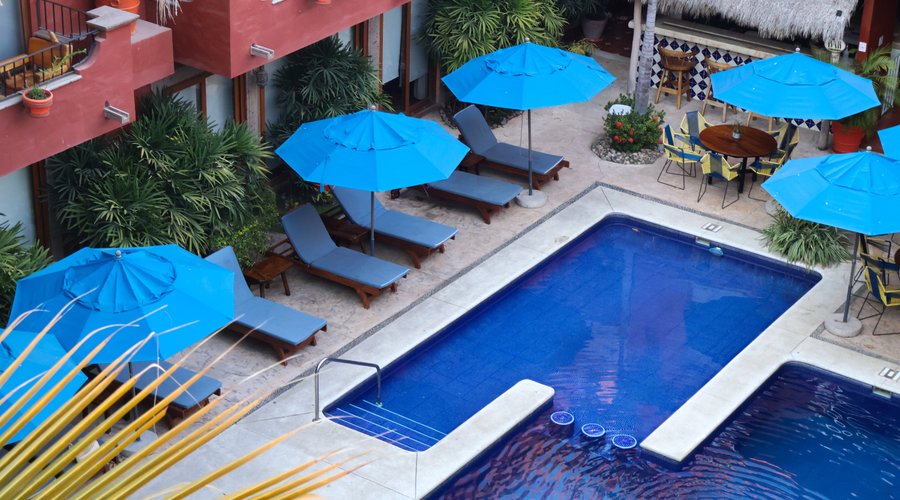 **Zona de Desconexión y Relajación**  Sumérgete en nuestra alberca, el lugar perfecto para desconectar y relajarte. Rodeada de un ambiente tranquilo, es ideal para descansar y disfrutar de un momento de paz. Ven y vive una experiencia revitalizante.