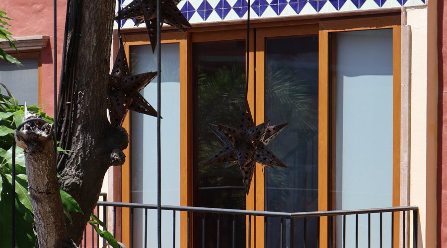 **Los Detalles Hacen la Diferencia**  En nuestro hotel, cuidamos cada detalle para que tu estancia sea inolvidable. Desde la decoración hasta el servicio personalizado, cada aspecto está pensado para brindarte una experiencia excepcional. Porque sabemos que los pequeños detalles hacen la gran diferencia.