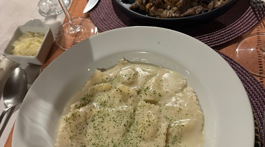 um ravioli de damasco estava uma delicia, com um vinhozinho chileno pra acompanhar! 