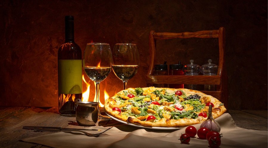 Pizza au feu de bois, viande grillée sur la braise, cuisine " Fait maison" à base de produits frais, de saison, en circuit court. Ambiance "Chic" et assises confortables. Tout pour vous faire passer un agréable le moment.