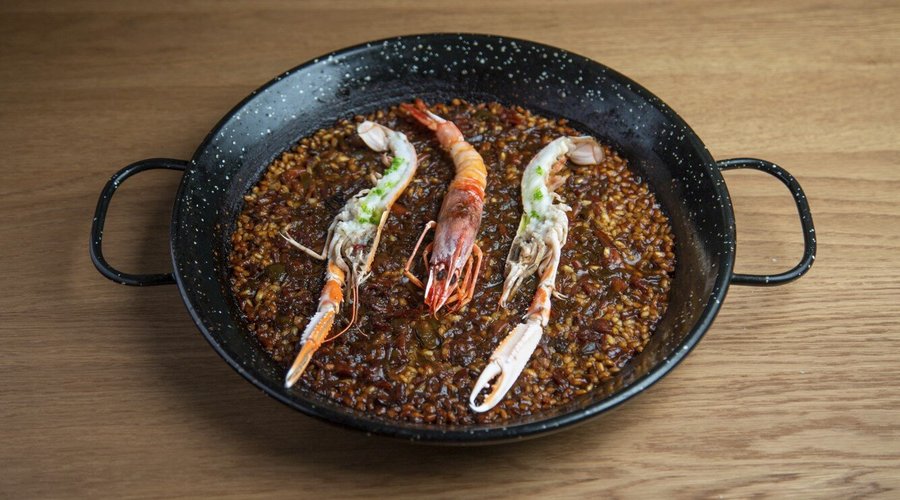 Catavents. Paella marinera con arroz Molino Roca gran reserva, gamba roja, sepia km0 y cigala.