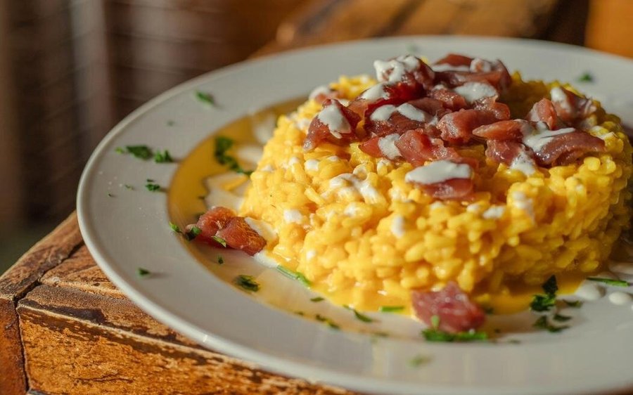 RISOTTO ALLO ZAFFERANO CON TARTARE DI  TONNO E BURRATA