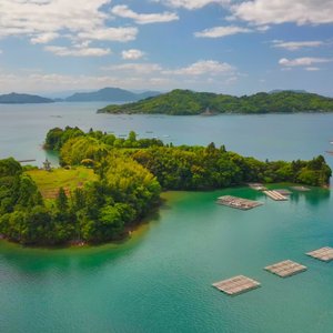 龍王島と牡蠣筏