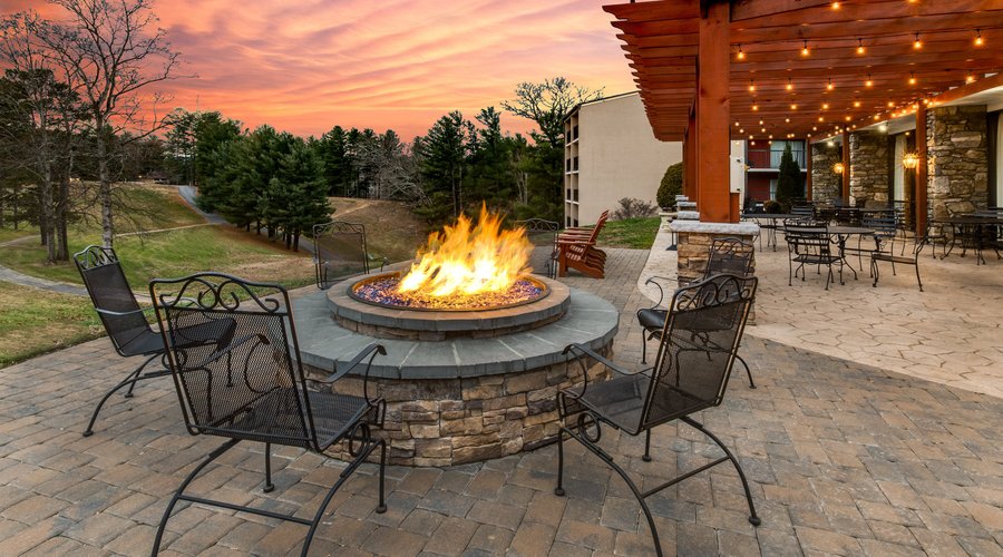 Outdoor Firepit and Overlook Patio for the perfect mountain sunset
