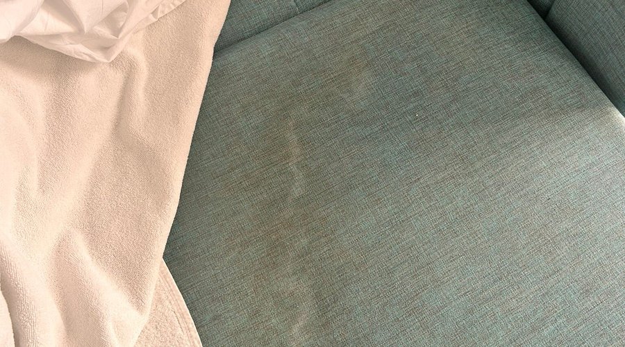 Bu otelde sadece bir gece 20-21 Temmuz akşamı kaldık. Çok bile geldi. Otel hijyen değildi. Banyo duvarındaki kıllardan mı başlıyım yoksa bu fotoğraflarda gördüğünüz gibi kahverengi leke olan havlular ve kanepeden mi. Sabah çok erken check out ettik çünkü uyuyamadık. Lobideki resepsiyonist arkadaşa söyledik ve her ne kadar fotoğrafları benden alıp yardımcı olmaya çalışmak istese de ‘Size yanlışlıkla kirli havlu getirmişlerdir’ demesi beni otelden daha da nefret ettirdi.