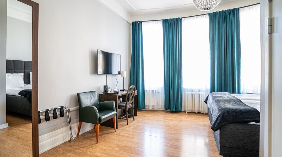 DOUBLE ROOM Our spacious double rooms are well suited for 2 persons and share a 180 cm wide double bed from the Swedish Brand Scandinavian Delux. These rooms can also accomodate an extra bed for the third wheel guests.  King-size bed 180cm Wide  Shower  18-22m²  55" Samsung Smart TV