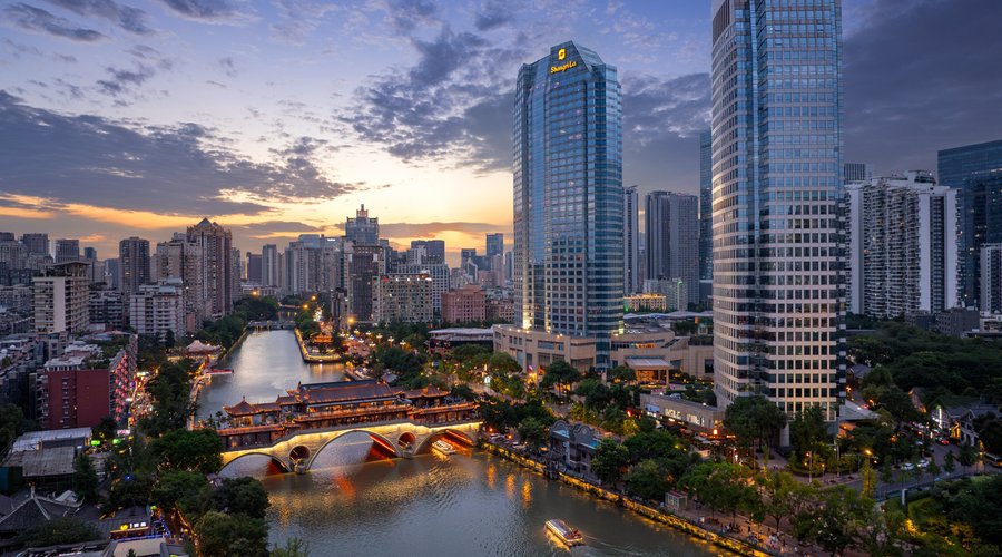 成都香格里拉坐拥锦江河畔无敌江景，与锦江、安顺廊桥和合江亭，与安顺廊桥，合江亭，水井坊等历史渊源的城市地标比邻而居，大堂巨幅落地窗外便是锦江美景。酒店紧挨兰桂坊成都-这座城市夜生活的又一个地标玩乐区域。每当夜幕降临时，宾客可在酒店内俯瞰夜游锦江的璀璨江景，以及隔岸灯火通明、动感十足的兰桂坊与酒吧一条街，感受这座城市深厚文化积淀与年轻活力的精彩碰撞。