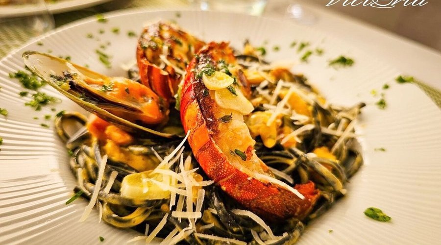 🇵🇹 Linguíni de mariscos e lagosta, um dos saborosos pratos que tem ao seu dispor no Restaurante Victória.   Temos horário alargado de serviço de cozinha para que possa usufruir da sua refeição no horário mais acessível para si.  Horário: 11:00-22:30   🇬🇧 Seafood and lobster linguíni, one of the tasty dishes available at Victória Restaurant.  We have extended kitchen service hours so you can enjoy your meal at the most convenient time.   Opening hours: 11am-10:30pm   ☎️+351 291 221 710 